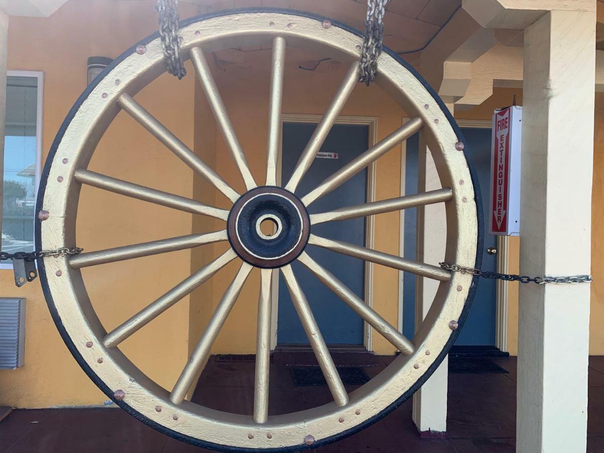 Wagon Wheel Motel Салинас Екстериор снимка